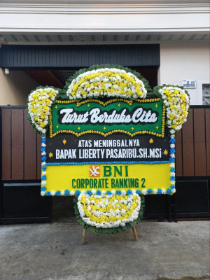 Papan Bunga Duka di Tanah Garam