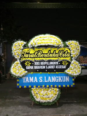Papan Bunga Duka di Tanah Garam